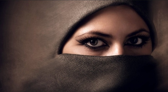 Guys, how do you feel when a girl holds your gaze? What is your impression of her?