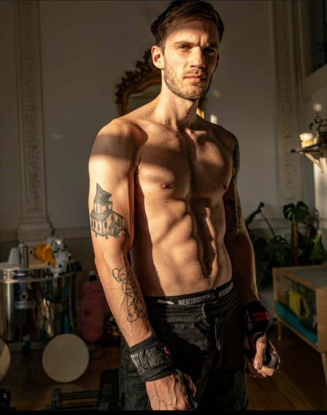 Bulky or lean male body. Which do you prefer/have?