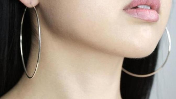 What would you think if you saw a guy wearing women's hoop earrings?
