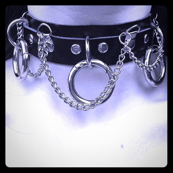 Do girls wear dog collar chokers because they/you are submissive or because they/you like dogs?