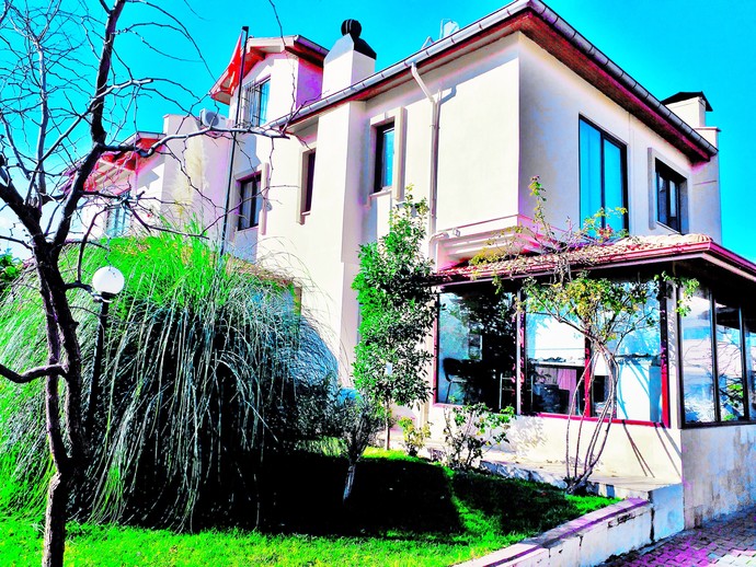 There is a school in Turkey. The name of the place is Tomorrows World Kindergarten, friends. Do you think its nice there?