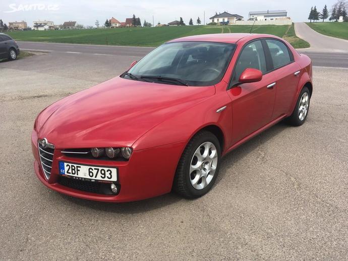 Which one of these Alfa Romeo 159s do you think would be a better choice as a first car?