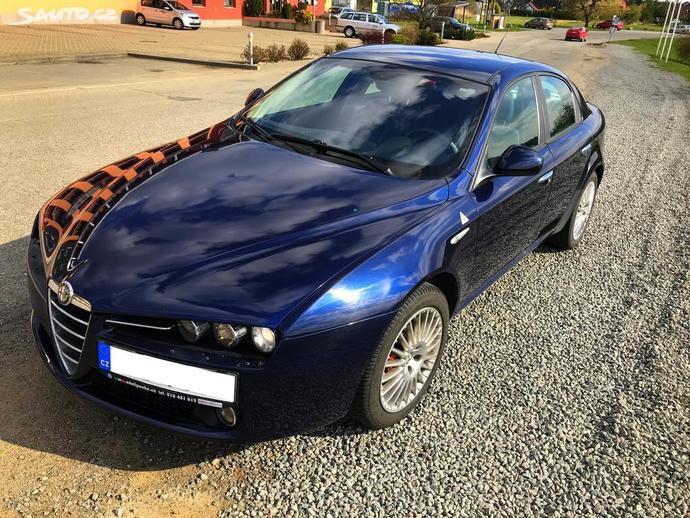 Which one of these Alfa Romeo 159s do you think would be a better choice as a first car?