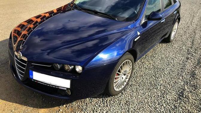 Which one of these Alfa Romeo 159s do you think would be a better choice as a first car?