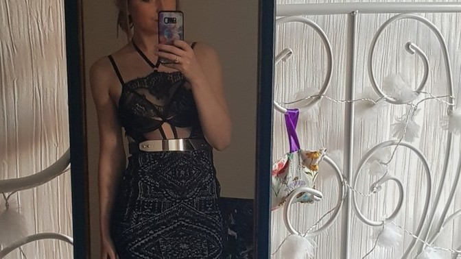 Which outfit? I'm not sure which suits me better?