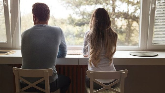 What does it mean when a guy doesn’t want to make eye contact with a girl?