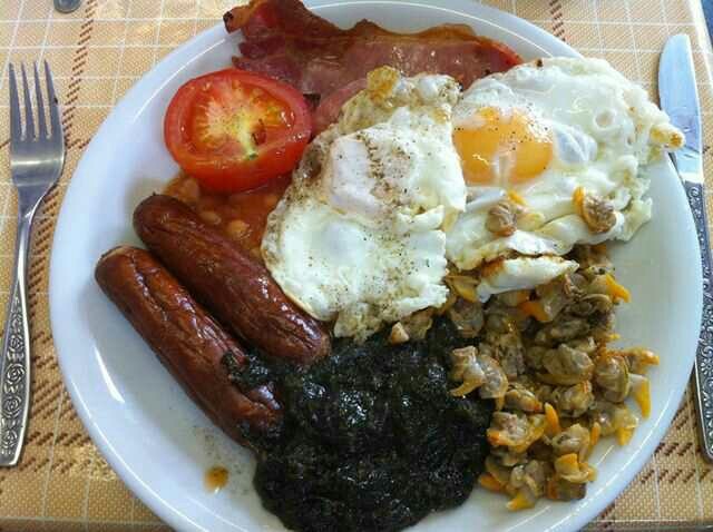 Do bake beans belong on a breakfast if theres tomato on the plate?