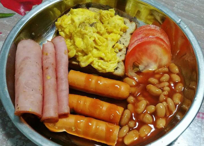 Do bake beans belong on a breakfast if there's tomato on the plate?