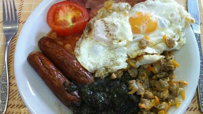 Do bake beans belong on a breakfast if there's tomato on the plate?
