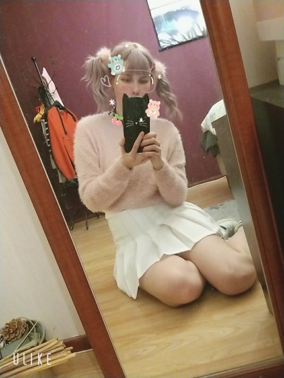Do we like a white tennis skirt?