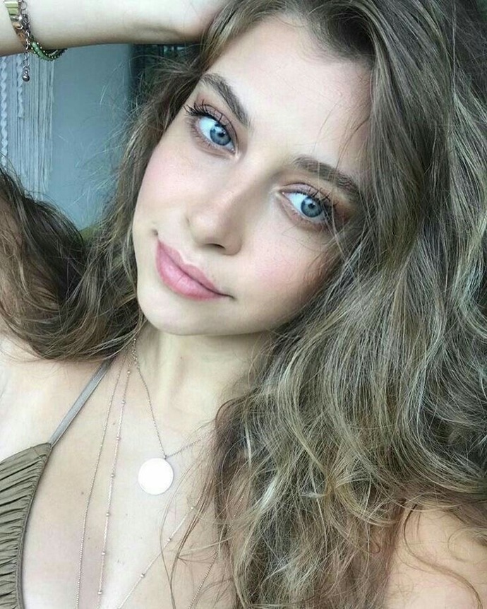 Do you think Hande Erçel or her sister Gamze Erçel is prettier?