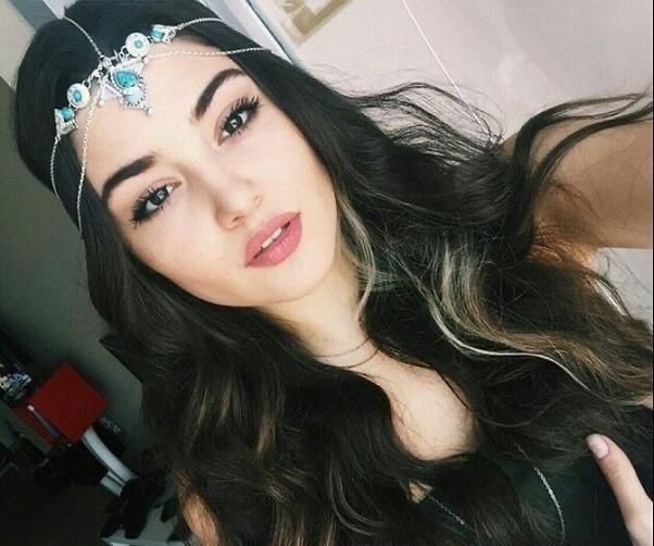 Do you think Hande Erçel or her sister Gamze Erçel is prettier?