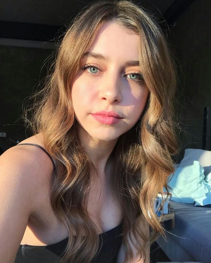 Do you think Hande Erçel or her sister Gamze Erçel is prettier?