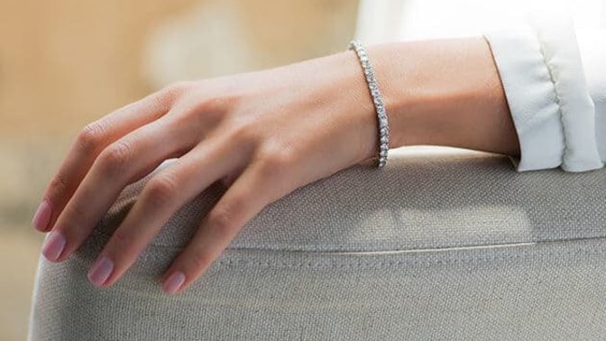 Is a diamond bracelet a good graduation gift for my girlfriend?