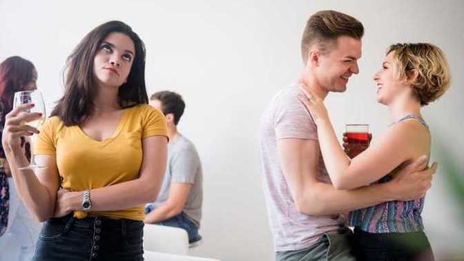 Should you put your friends or your girlfriend/boyfriend first?
