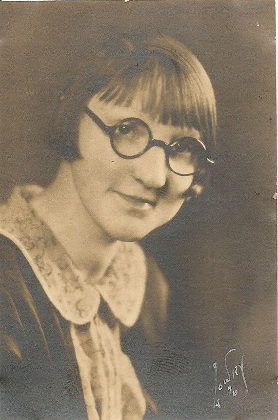 Is it true that men seldom make passes at girls who wear glasses?