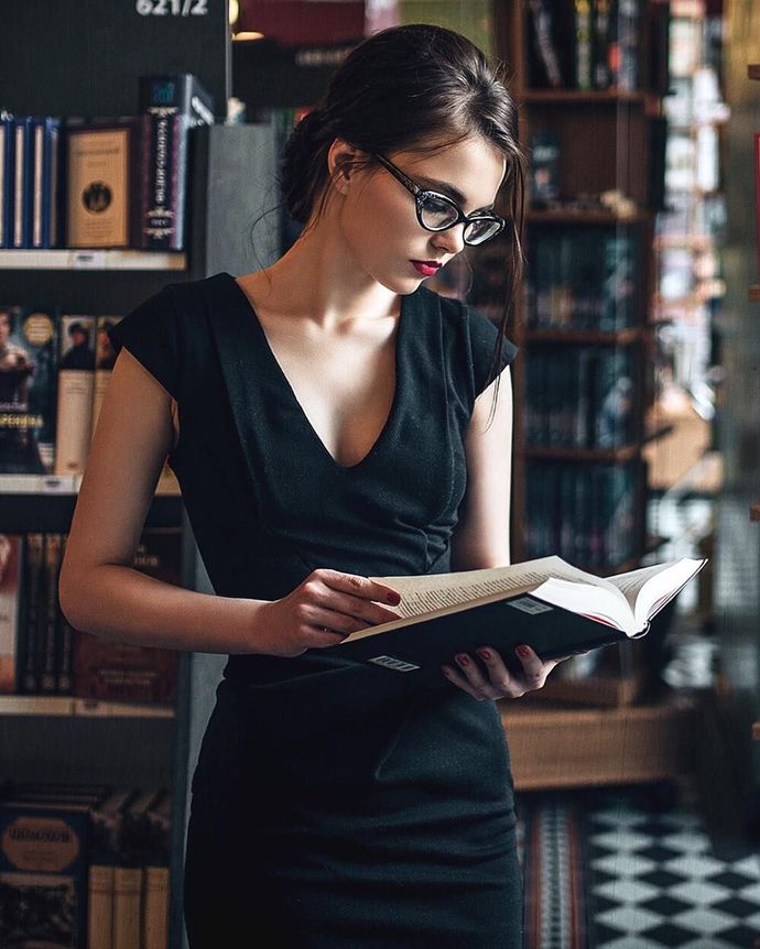 Is it true that men seldom make passes at girls who wear glasses?