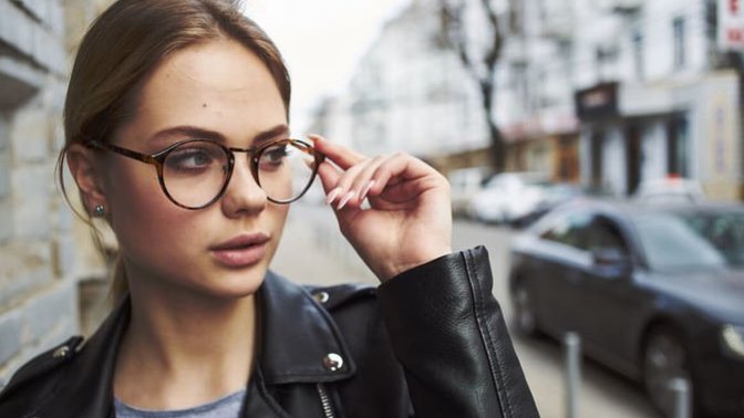 Is it true that men seldom make passes at girls who wear glasses?
