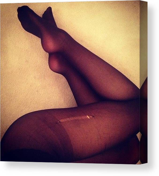 You have a run (ladder) in the upper part of the leg. Can these still be worn under a knee-high skirt?