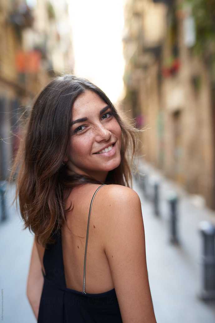 How do you know when a girl is flirting or simply being nice?