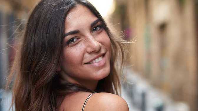 How do you know when a girl is flirting or simply being nice?