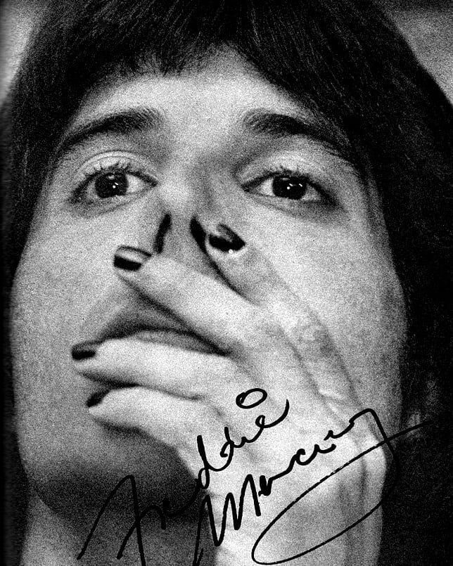Freddie Mercury showing off his left handđ