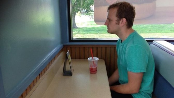 Why are men more likely to have no friends when compared to women?