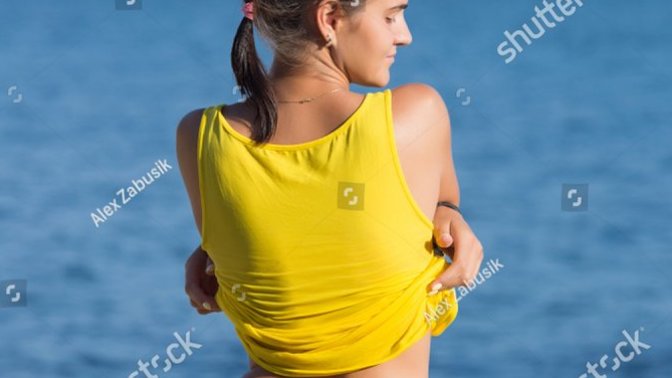 A girl has changed bra on the beach?