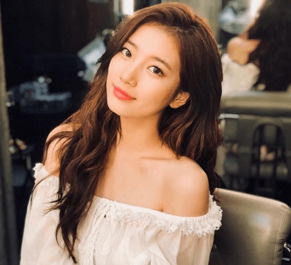 Guys, what makes a girl hot and makes another cute?