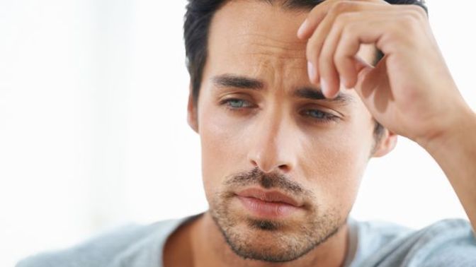 Who experiences loneliness more men 🚹 or women 🚺?