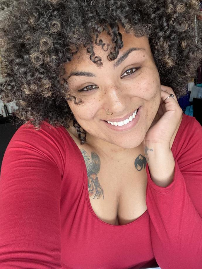Nice curls on the right girl. Frames nice, natural face- and no make-up!