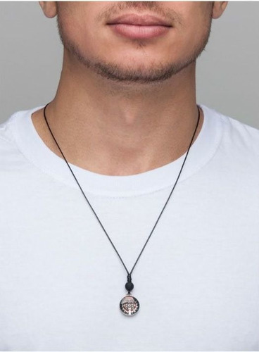 Whats the more attractive accessory to put on guys neck?