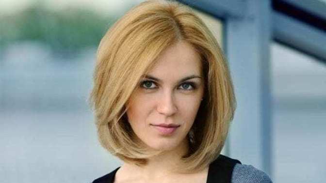 POLL: Girls, do you like shoulder length haircuts for women or for yourself? Guys, do you find a shoulder length haircut attractive on a woman?