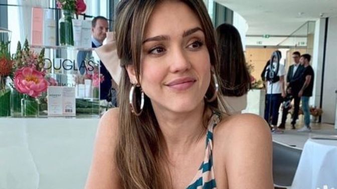 Do you think Margot Robbie or Jessica Alba is more pretty?