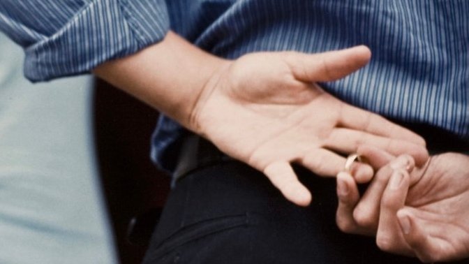 The friends of the guy I am dating are big time cheaters. Should I be worried?