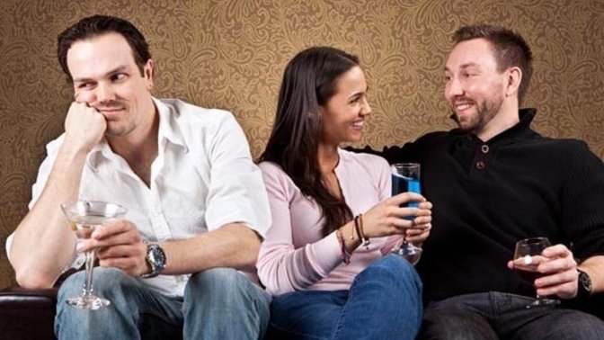 Should a guy tell a girl he likes her if she's in a relationship?