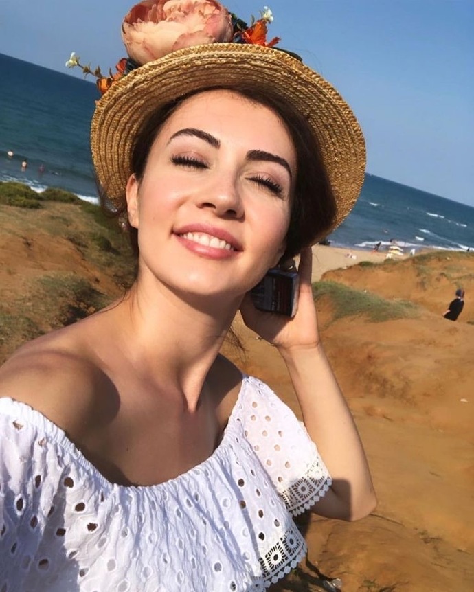 Do you think Burcu Özberk or Hande Erçel is prettier?