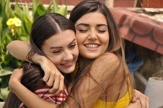 Do you think Burcu Özberk or Hande Erçel is prettier?