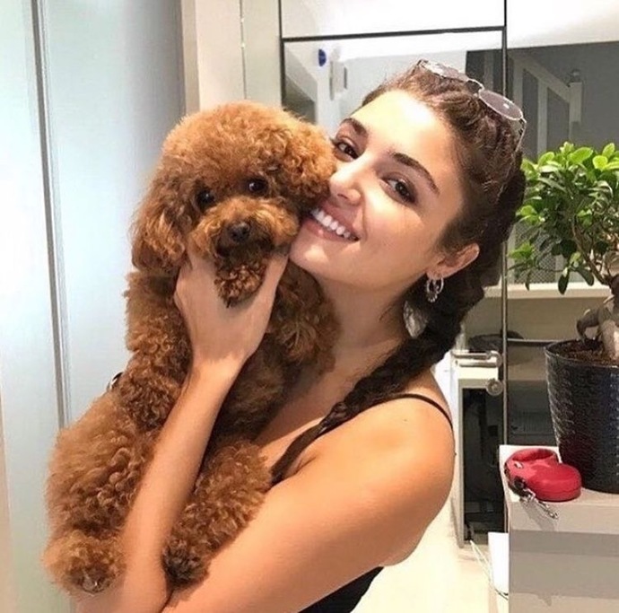 Do you think Burcu Özberk or Hande Erçel is prettier?
