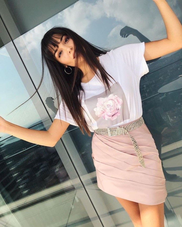 Do you think Burcu Özberk or Hande Erçel is prettier?