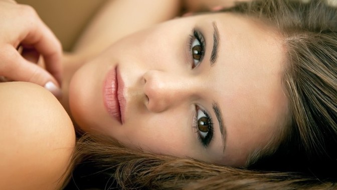 Who here LOVES brown eyed brunettes like me?