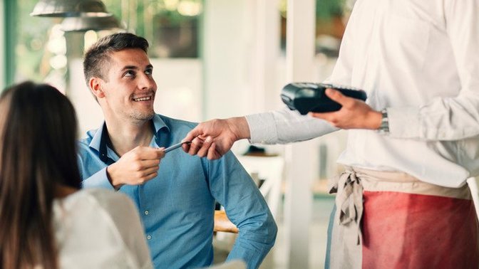 Men who pay for first date, do you only pay if you fancy the woman?