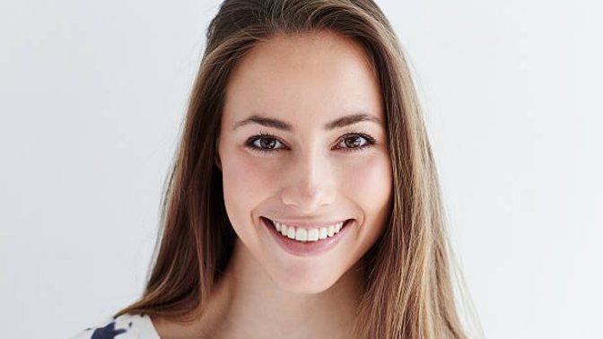 Can smiling make an average face woman look cute?