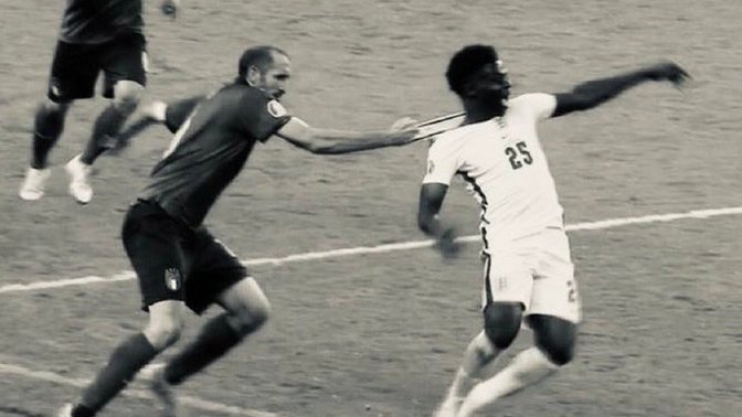 Should Chiellini have gotten a red card for pulling Saka by the collar?