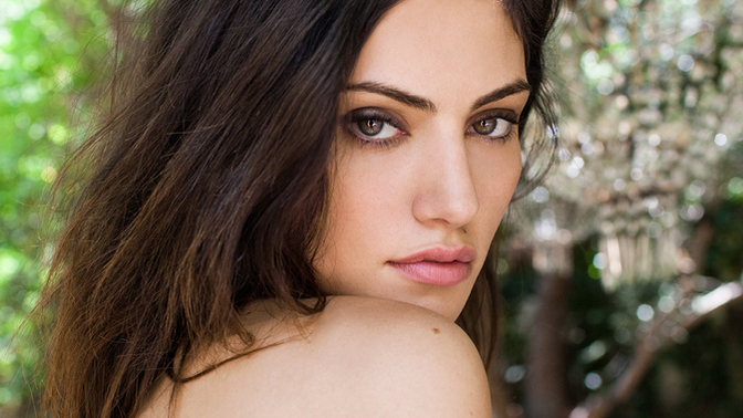 Do you think actress Phoebe Tonkin is pretty or not?