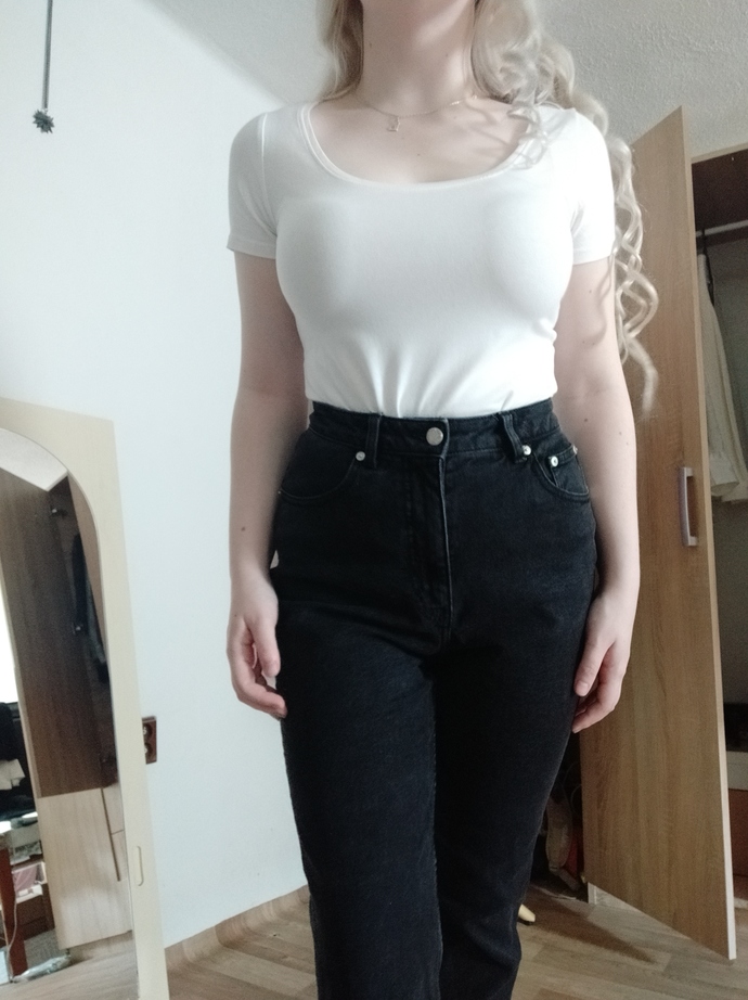 Which outfit (color-wise) seems better to you?