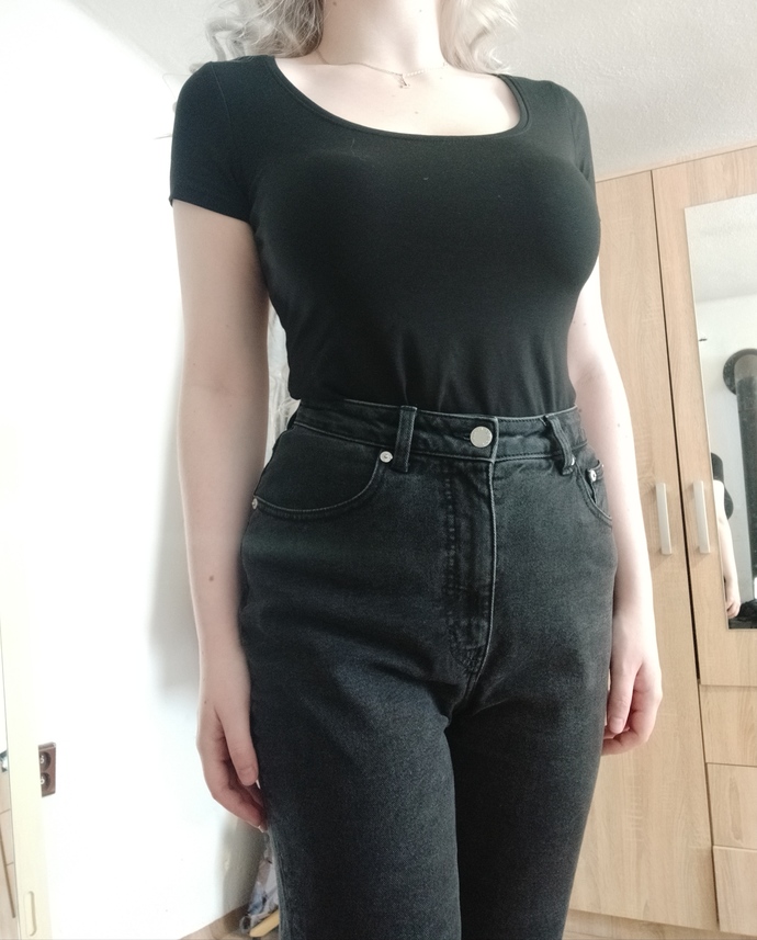 Which outfit (color-wise) seems better to you?