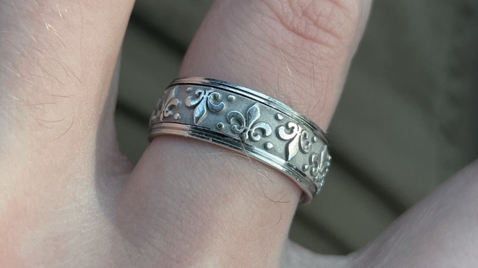 How much do you think this silver Fleur dis lis ring is worth?