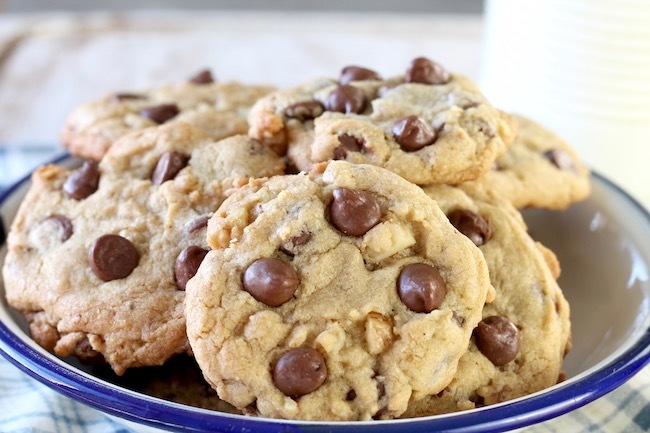 Do walnuts belong in chocolate chip cookies? - GirlsAskGuys
