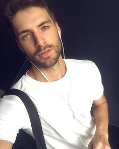 Are blonde hair and blue eyes prettier?